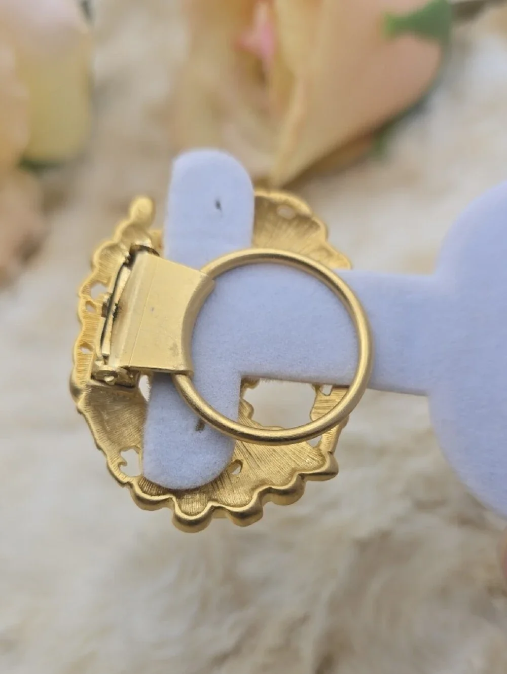 Mary McFadden, Signed. FLoral/Scalloped Gold-Tone Scarf Clip